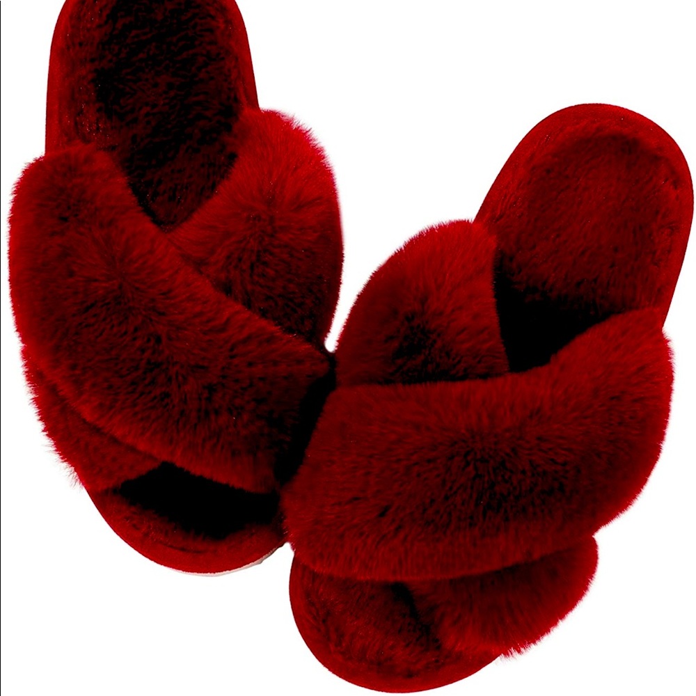 🆕NWOT Plush House Slippers